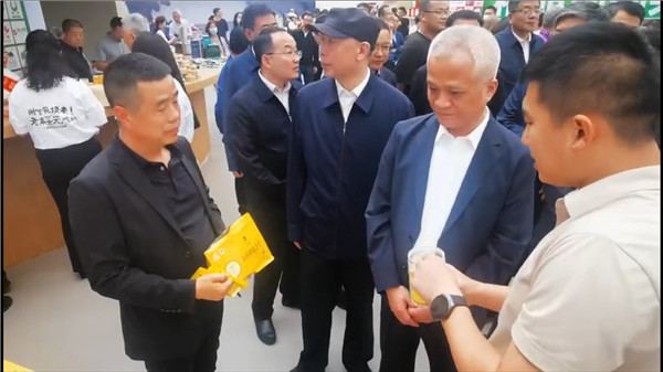 内蒙古自治区党委副书记杨伟东、副主席代钦等一行来到“内蒙古优质农畜产品展销中心”调研及参观“永茂丰固阳有机黄芪”