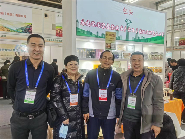 第十三届全国优质农产品展销，展位前人头攒动，商贸洽谈如火如荼